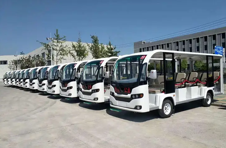 Vores lavhastigheds elektriske sightseeingbus kører ind på universitetets campus og bliver det første valg til transport i parken